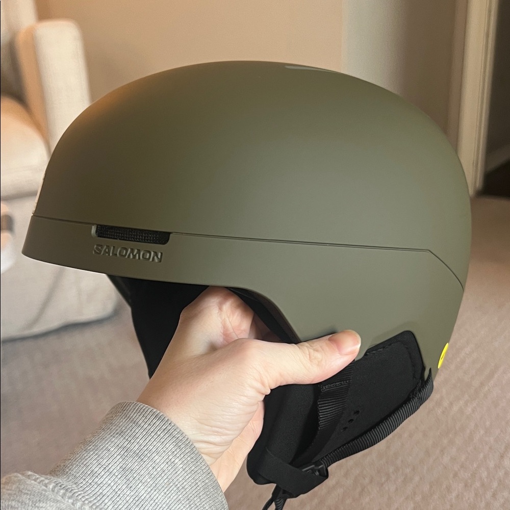 Salomon army green ski helmet